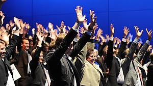 Menschen mit Begeisterung auf Fachkonferenz